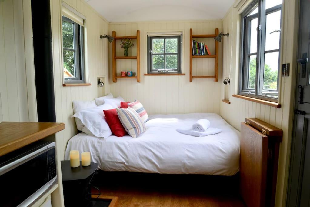 The Shepherd'S Hut @ Chichester Cottage Экстерьер фото