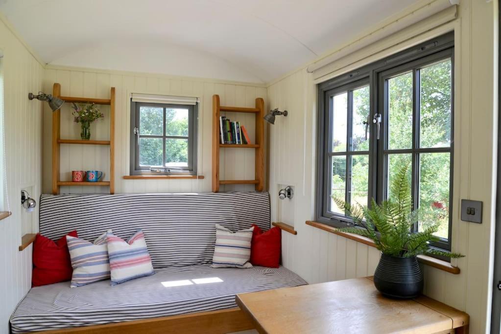 The Shepherd'S Hut @ Chichester Cottage Экстерьер фото