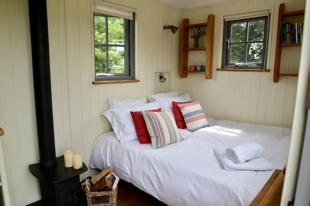 The Shepherd'S Hut @ Chichester Cottage Экстерьер фото