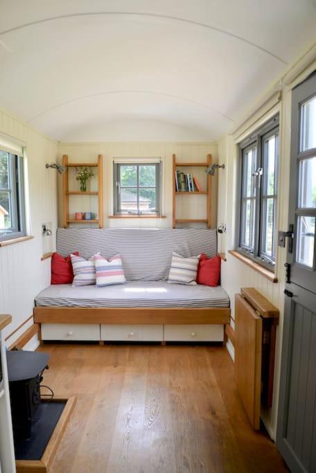 The Shepherd'S Hut @ Chichester Cottage Экстерьер фото